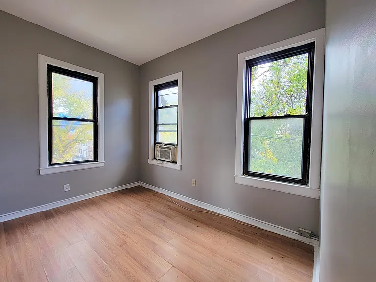 423 2nd St #3 — Photo 3