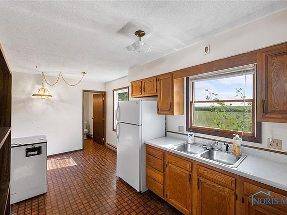 5th image of 334 Park Dr N