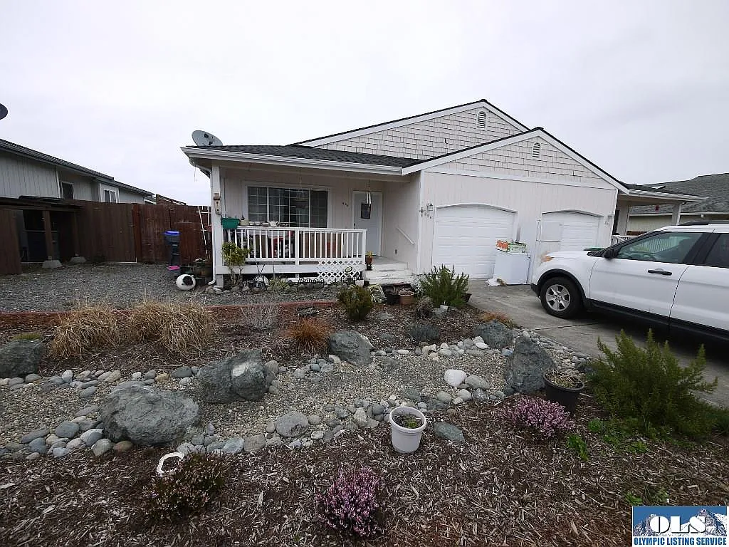 826 E Washington Pl photo 1