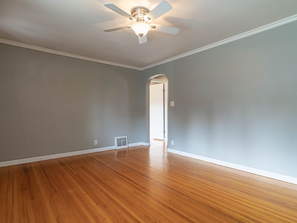 Living Room with fireplace (non-working)