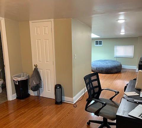 4th image of 212 E Clifton Ave #31