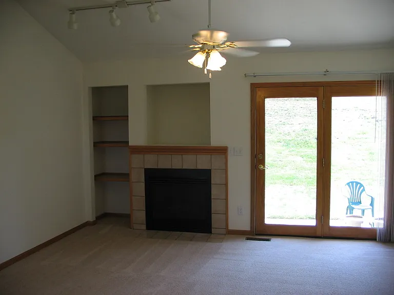 4976 Stoneback Dr — Photo 4