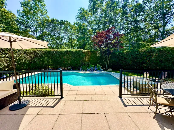 https://photos.zillowstatic.com/fp/5dba1158f5a33272d71f6d6a5477bdf4-p_e.webp