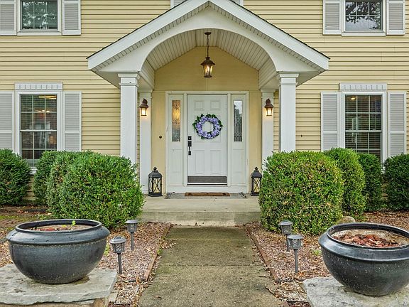 3rd image of 966 Southernview Dr S