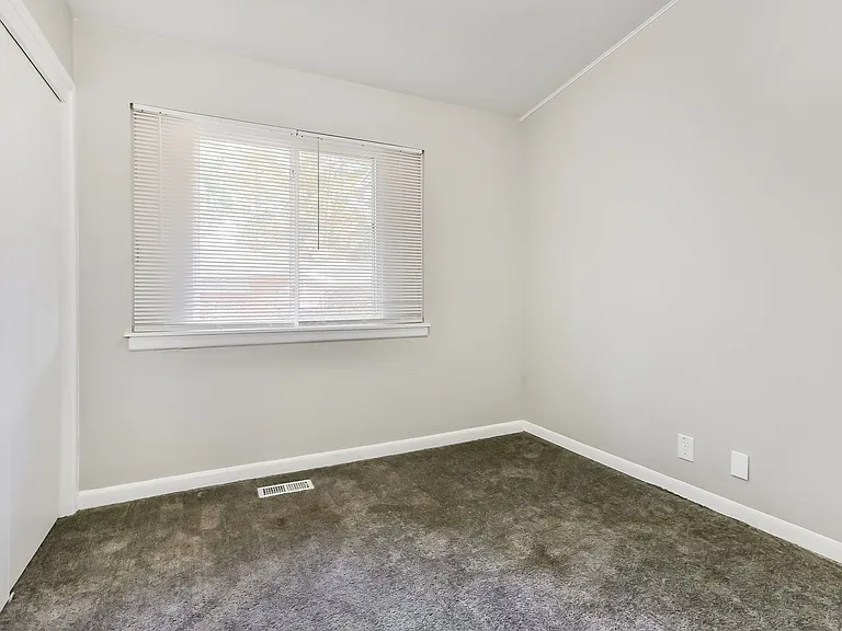 1789215_026_main_bedroom_13402101.jpg