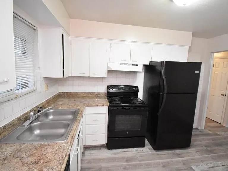 880 Yates St #A — Photo 6