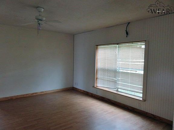 5th image of 401 E Glisson Ave