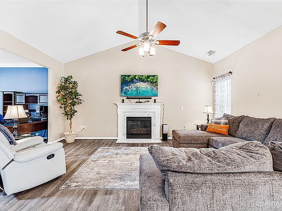 4th image of 444 Glencrest Dr #25