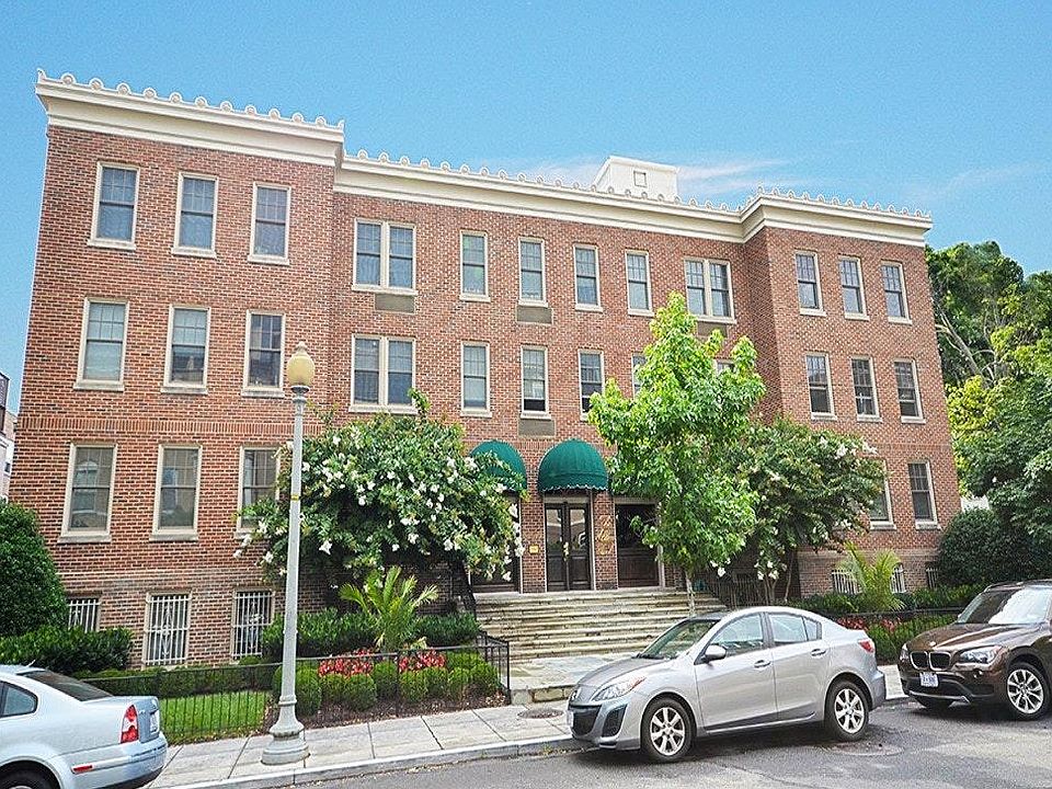 Quiet building nestled in residential Kalorama Triangle; blo