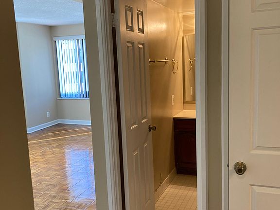 Hallway 1/2 Bath