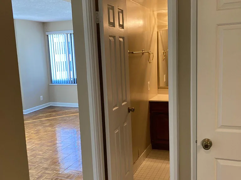 Hallway 1/2 Bath