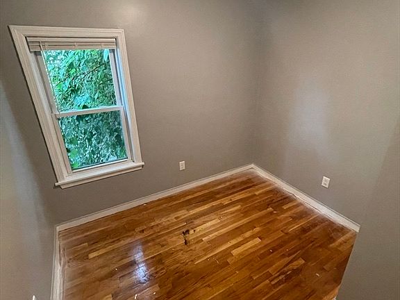 5th image of 321 Wood Ave APT 2