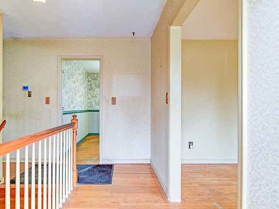 3rd image of 136 Yorkshire Cir