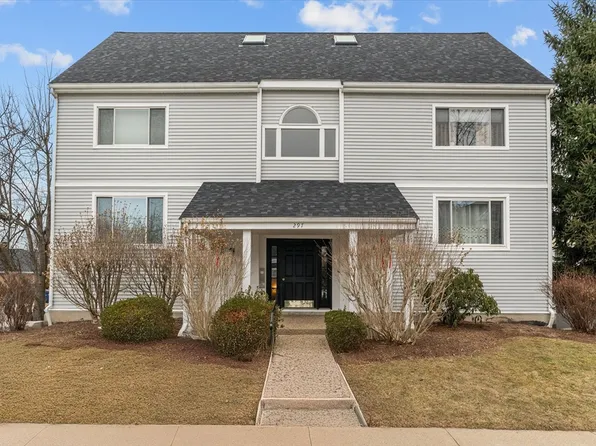 297 Temple St APT 301, West Roxbury, MA 02132