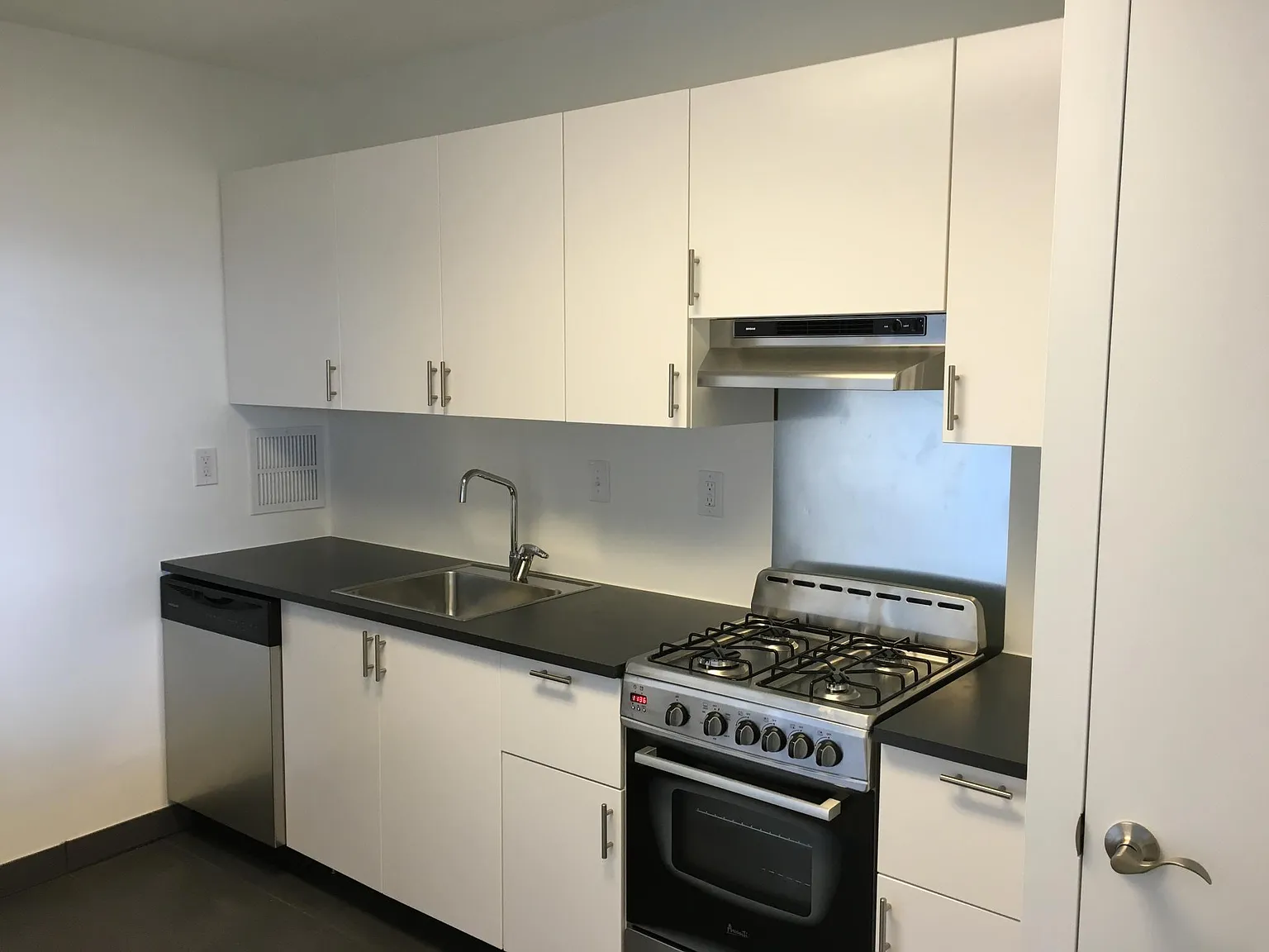 Studio, 618 sqft, $1,650 — Photo 4