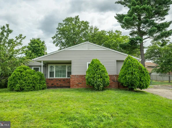 40 Bittersweet Rd, Levittown, PA 19057