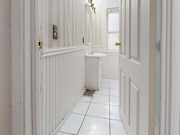 4th image of 925 NE D St