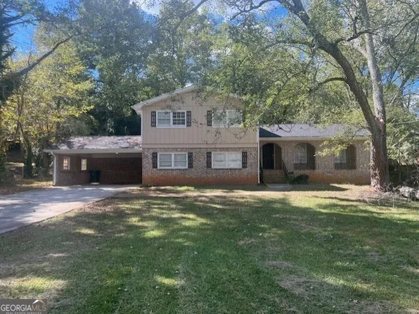 401 Barbashela Dr, Stone Mountain, GA 30088