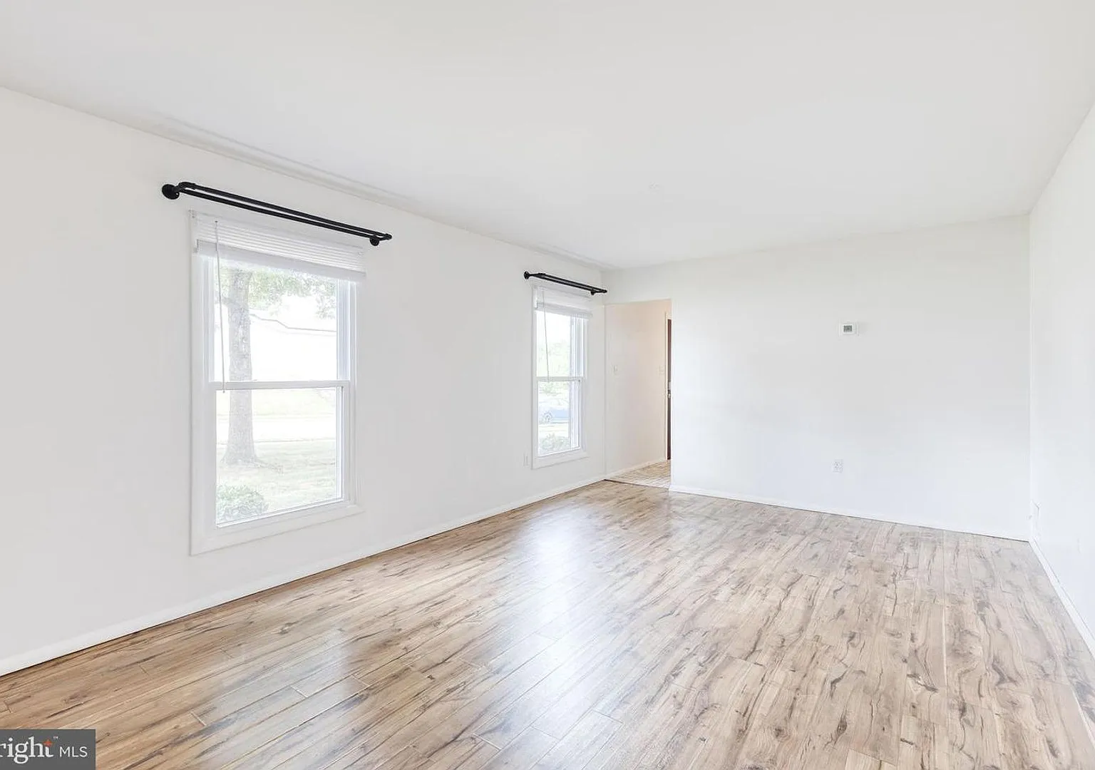 Welcome to this beautifully updated 5bd 2.5bth home! — Photo 3