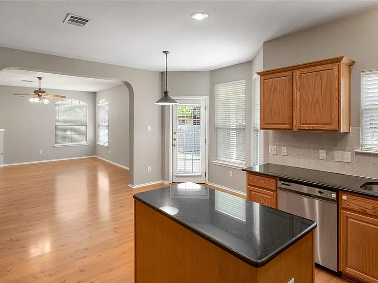 2633 Bolton St — Photo 9