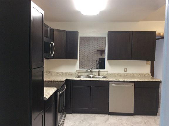 3rd image of 400 Roosevelt Blvd