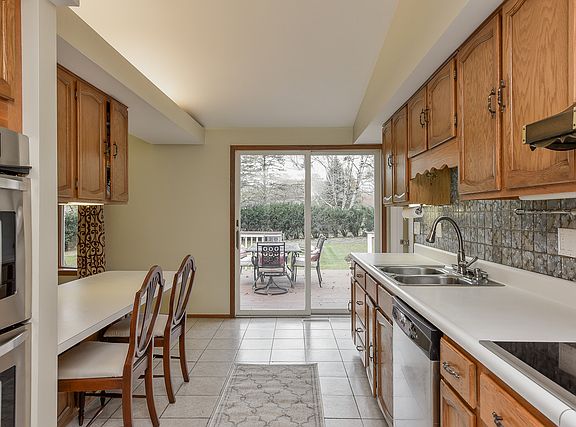 5th image of 105 Sharon Ln