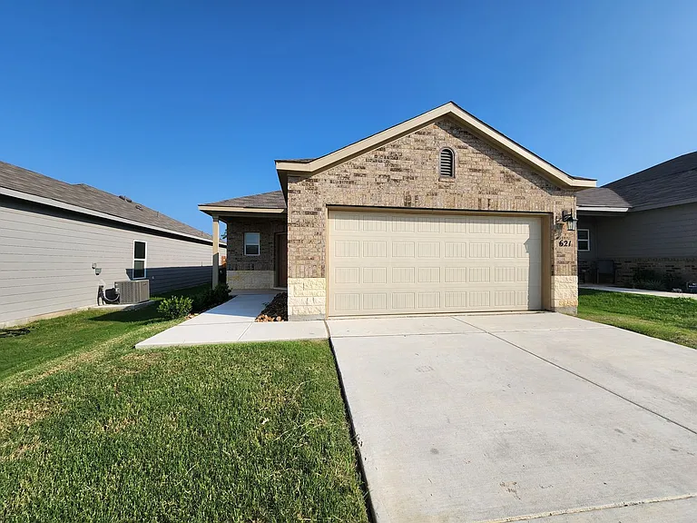 621 Jennifer Cv — Photo 2