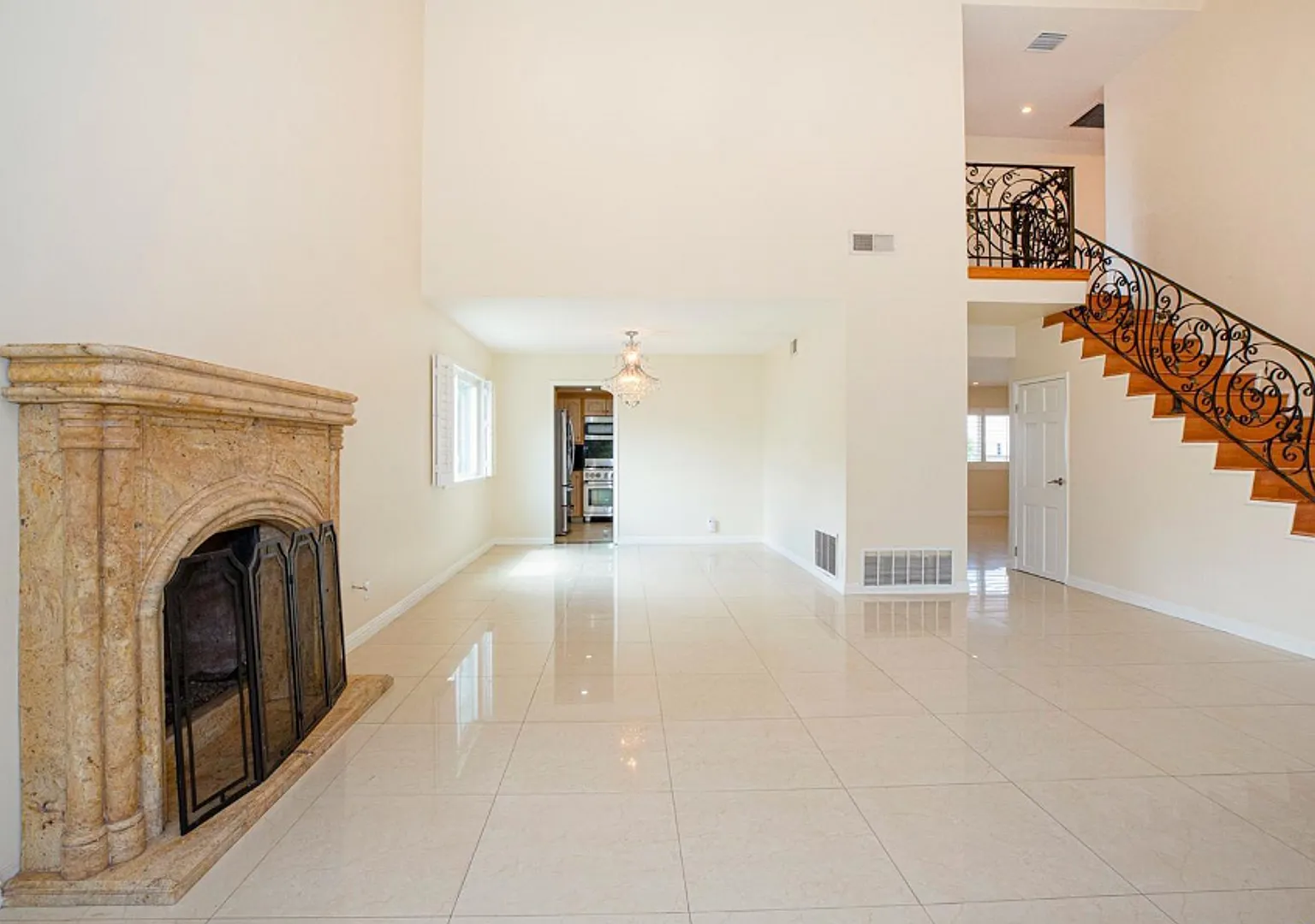 Luxury Home with Spectacular View — Photo 4