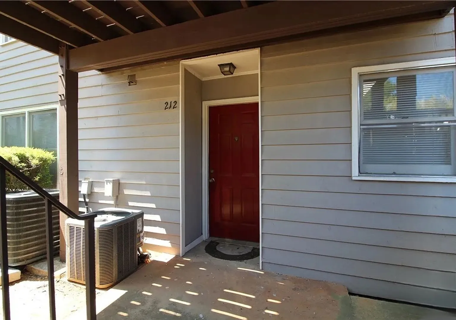 Updated 2-Bedroom Flat in West Athens — Photo 1