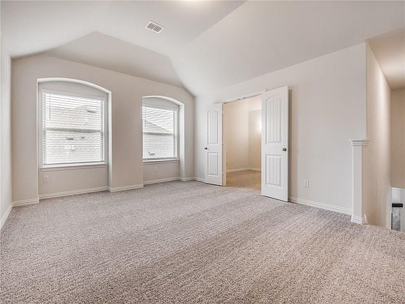 5th image of 4544 Longfellow Ave