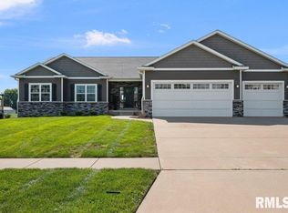 624 Saint Andrews Cir, Eldridge, IA 52748