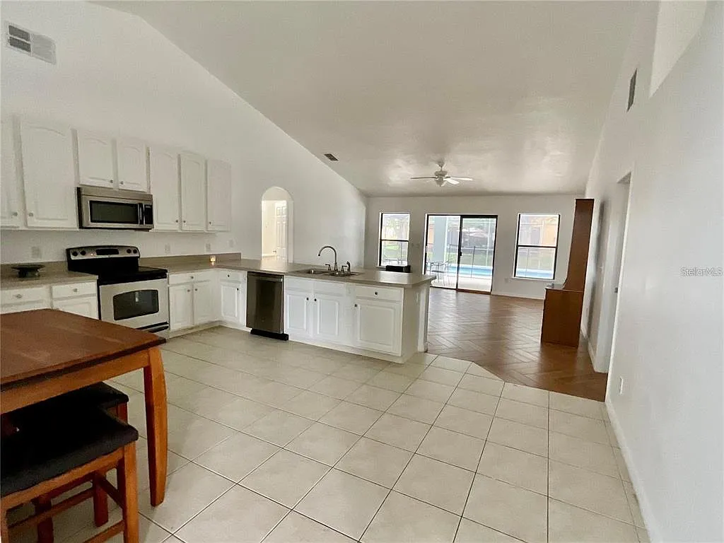 5 bed, 3.0 bath, 2677 sqft, $2,800 — Photo 4
