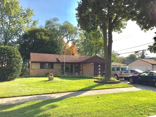 635 E Thacker St photo 1