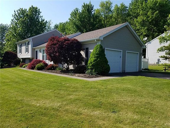 3rd image of 3233 Woodfield Dr