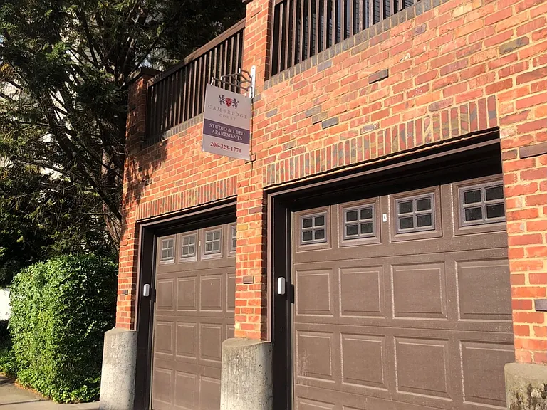 220 Belmont Ave E — Photo 4