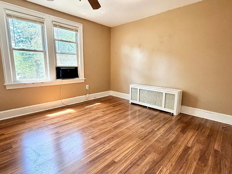 23 Carlton Ave — Photo 7