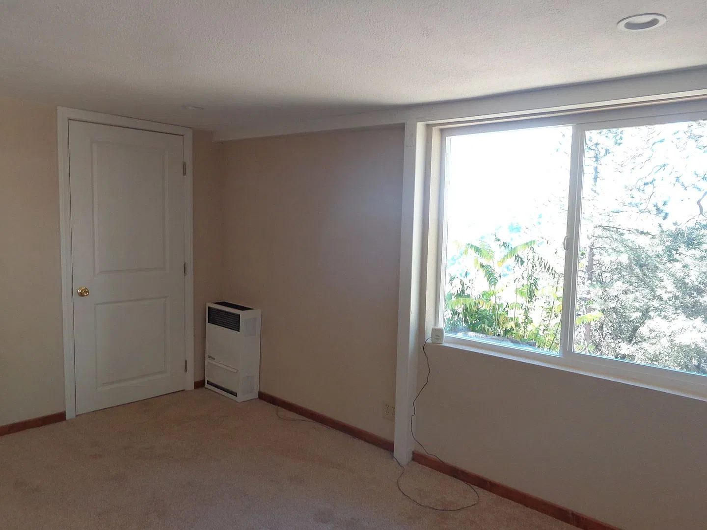 Three Bedroom Upper Crestline — Photo 2