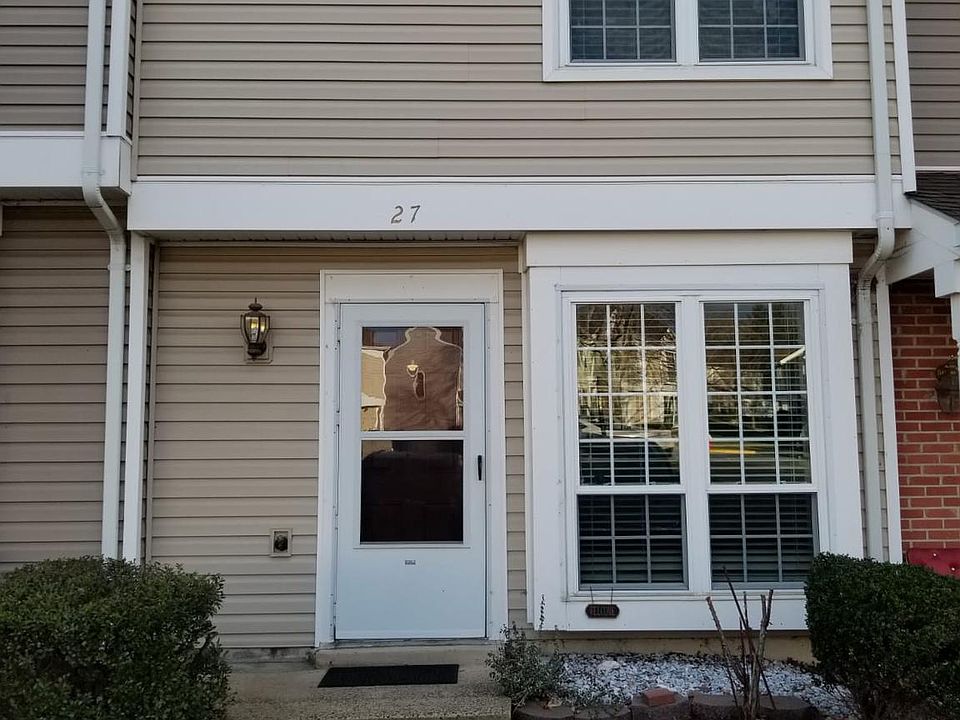 1st image of 27 Essex Sq