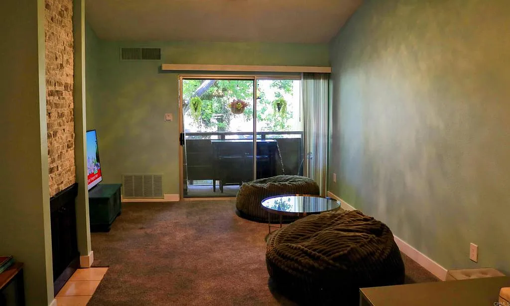 1 bed, 1.0 bath, 422 sqft, $2,000 — Photo 2