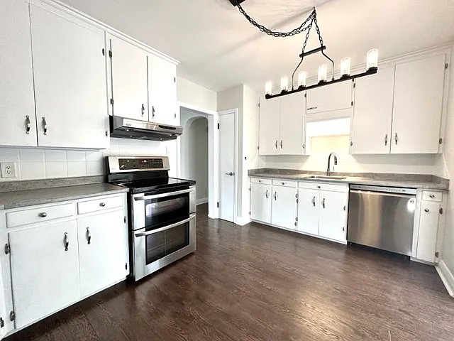 320 Brock St — Photo 4