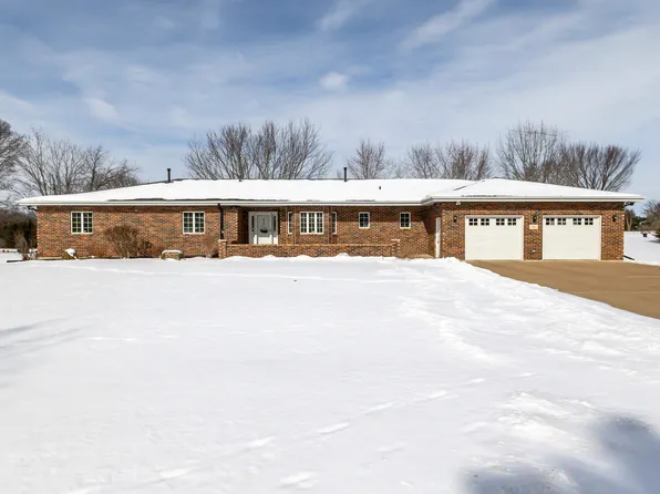 3 Rose Dr, East Dubuque, IL 61025