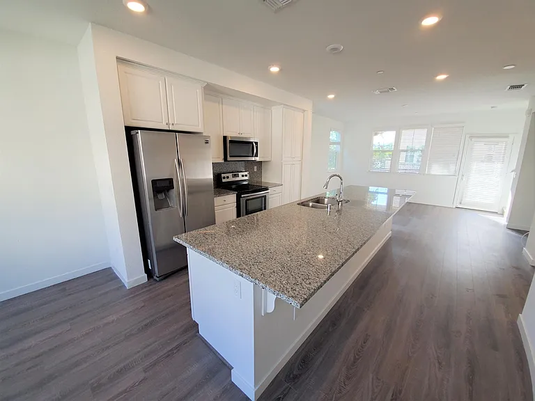1571 Pratt Pl — Photo 6