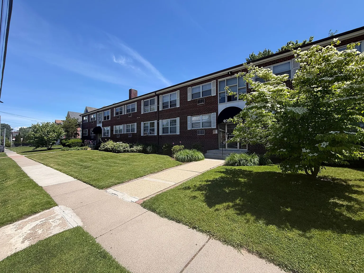 Beautifully-Maintained 1-Bedroom & Centrally Located to Everything You Need! — Photo 2