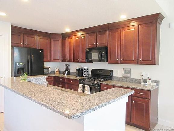 4th image of 9 Bridlewood Ln