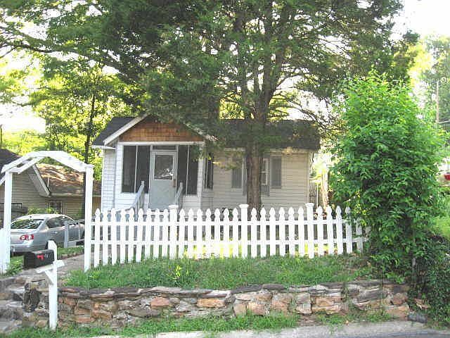 1st image of 113 Woods Dr NE