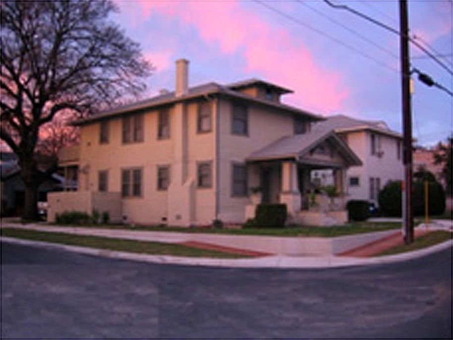 Beautiful well maintained 1920's duplex in ideal downtown Pe