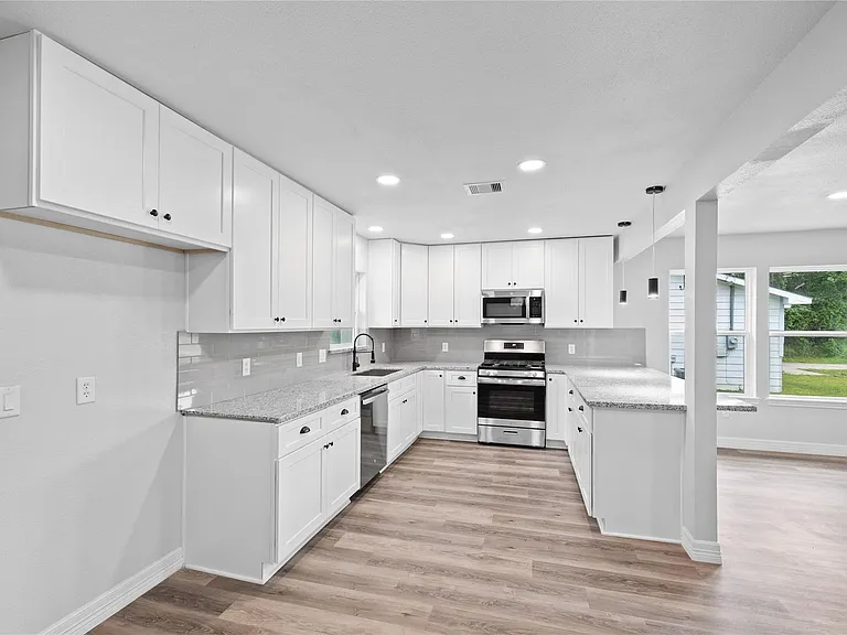 524 Dunnam Ave — Photo 2