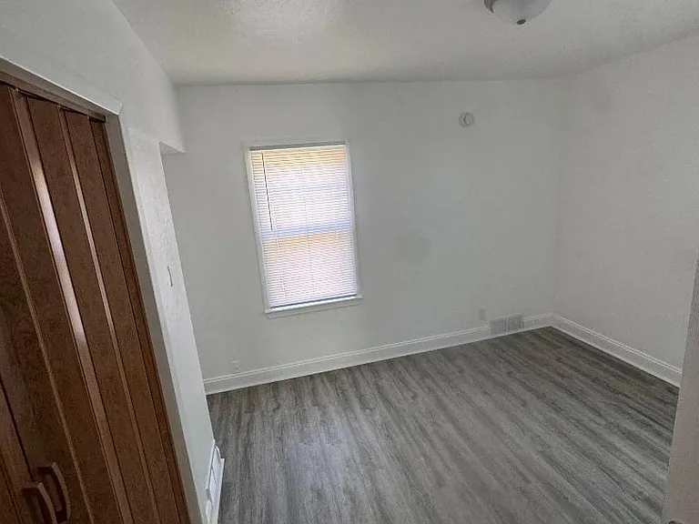 1807 E Walnut St — Photo 14