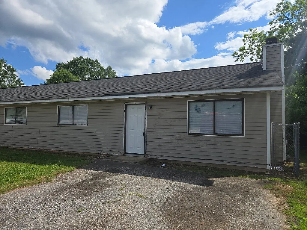 2 bed, 1.0 bath, $850 — Photo 1