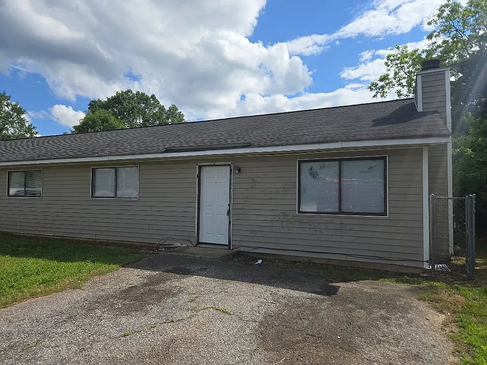 1122 E Blackstock Rd